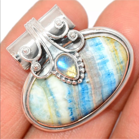 Blue Scheelite And rainbow moonstone pendant - Picture 1 of 3